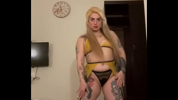 Flirting with a great sexy yellow teasing set Alina Modelista