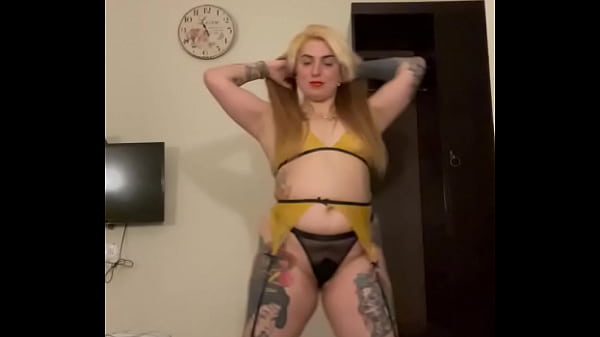 Flirting with a great sexy yellow teasing set Alina Modelista