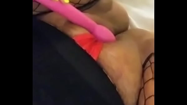 ALEXUS KAKES AND HER TOYS AT HER HOTEL ROOM