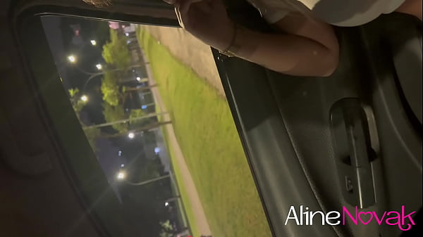 Entregador foi abordado pela loira gostosa da bunda gigante que pediu ménage! Será que ele quis essa novinha? - sheer.com/alinenovak