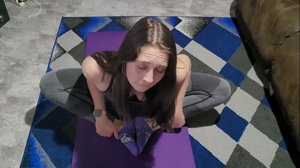 teen starts cumming while doing yoga – Free HD Porn Video