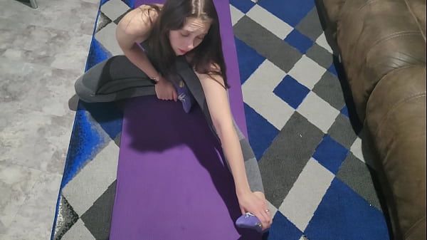 teen starts cumming while doing yoga – Free HD Porn Video