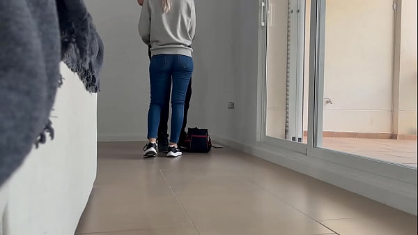 The young electrician is going to fix the socket in my living room, I give him a blowjob when I bring him water and I fuck him, he got a big surprise since he didn't expect to be fucked by an unknown beautiful girl like me – Free HD Porn Video