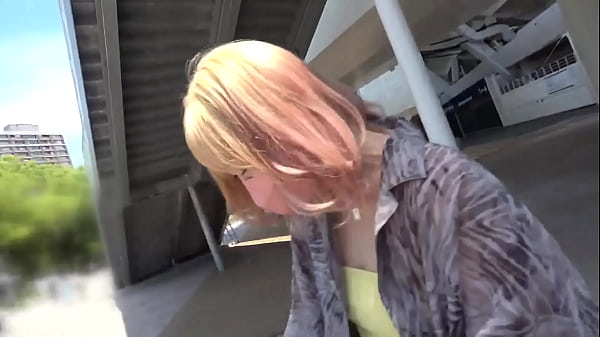 part2 Here comes a gal with a cute and cute body to serve you, full of eroticism! She's got two cocks in front of her and says, "I want to suck your cock so bad! She shakes her plump ass and is pulled back!
