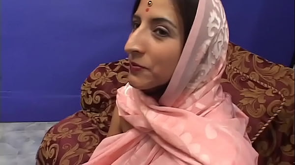 Indian married couple from rajasthan needs money and is doing a porn casting in the usa – Free HD Porn Video