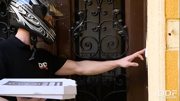 Blowjob for the Pizza Boy – Free HD Porn Video