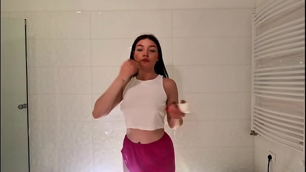 Amazingly beautiful college girl prepares for a night out with a short cut mini skirt to flash her white panties – Free HD Porn Video