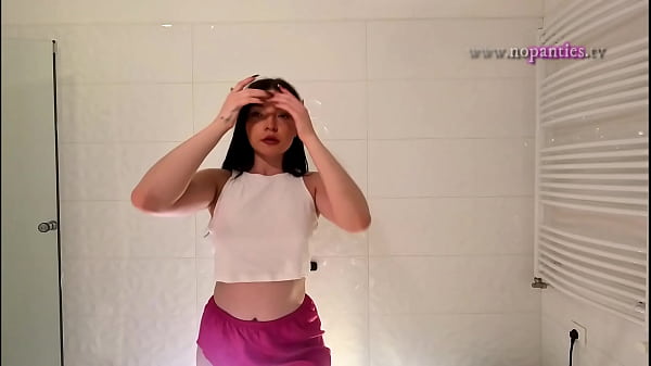 Amazingly beautiful college girl prepares for a night out with a short cut mini skirt to flash her white panties – Free HD Porn Video