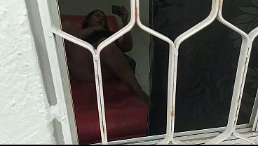 Horny neighbor caught through the window. She secretly spied on my neighbor while she masturbates, she has a beautiful pussy and it looks very wet, she sees that she is very slutty and wants big cocks. In the end he spoke to him – Free HD Porn Video