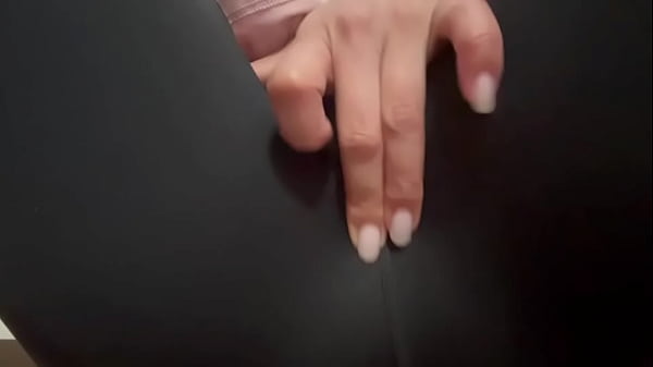 I was exercising at the gym while smelling a man's smelly sweat. – Free HD Porn Video