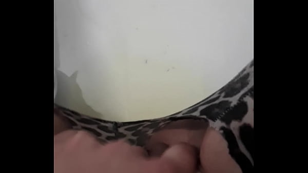 Piss in leggings in the bathtub