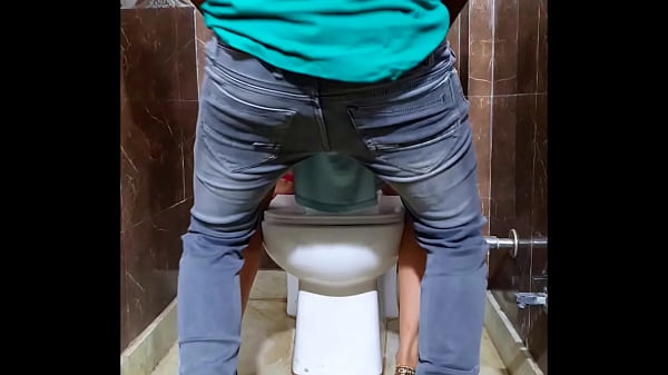 Marry May Milli sexy girl, took her to the toilet and licked her pussy hard, the wee went out! – Free HD Porn Video