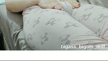 CAMEL TOE- MASTURBATE WİTH PAJAMAS- RUBBİNG PUSSY WİTH PAJAMAS – Free HD Porn Video