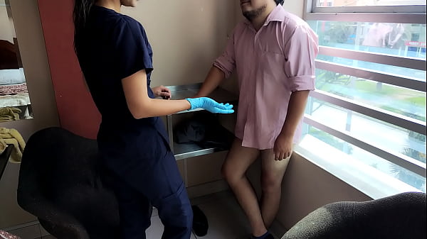Sucia doctora no me convence para examen, pero yo me la convenzo para una buena acogida. Que ricos guantes – Free HD Porn Video