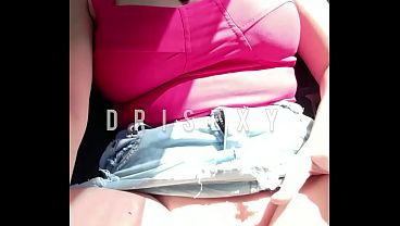 Young girl playing in the back seat of a ride-share driver | Dri Sexy