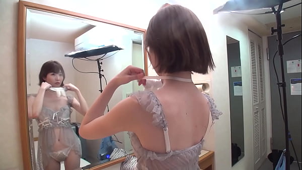 A private shoot with a model who can't give up on the entertainment industry! A slender beauty with small breasts and a creampie!