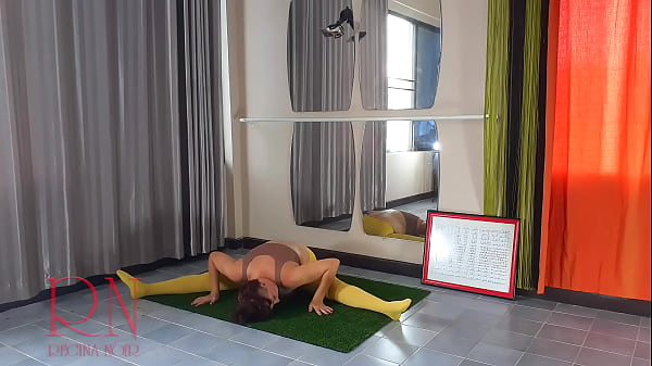 Regina Noir. Yoga in yellow tights doing yoga in the gym. A girl without panties is doing yoga. An athlete trains in a public yoga room. Cam 2 – Free HD Porn Video