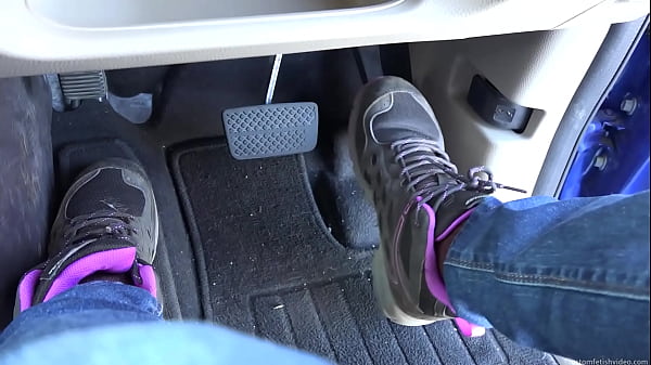 Shoes pedal pumping