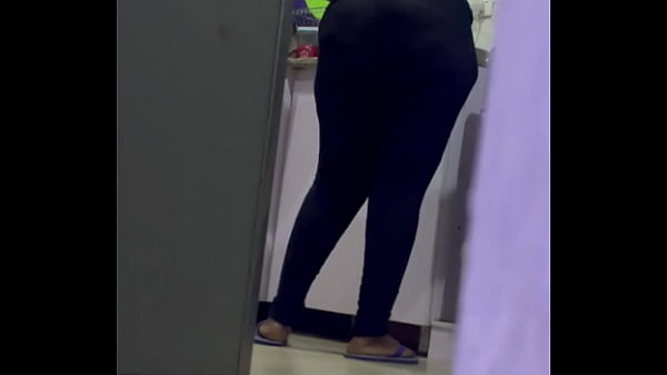 Hidden camera homemade video of housekeeper peeping BBW fat ass – Free HD Porn Video