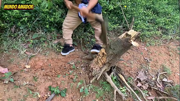 Parou pra mijar e se perdeu das amigas na floresta...