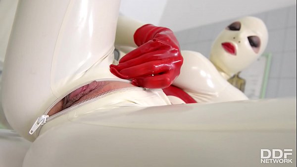Busty Latex Lucy spanks her ass & fills her creamy pussy with clinic sex toy – Free HD Porn Video