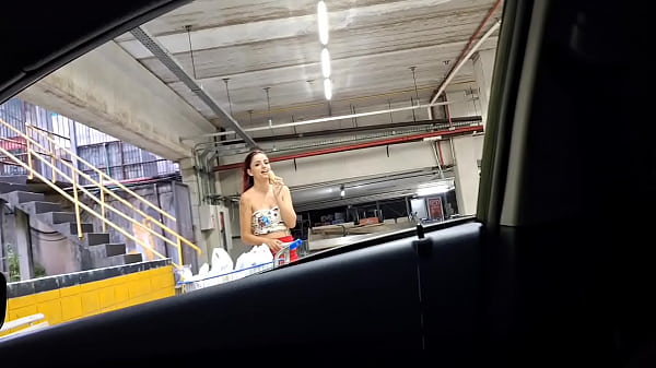 Arrisquei masturbar pra novinha chupando sorvete me olhando no super mercado!