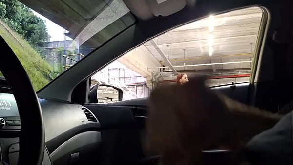 Arrisquei masturbar pra novinha chupando sorvete me olhando no super mercado!