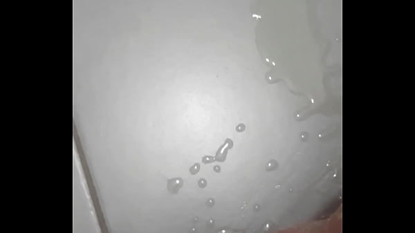 Secretly piss on the floor of the guest toilet – Free HD Porn Video