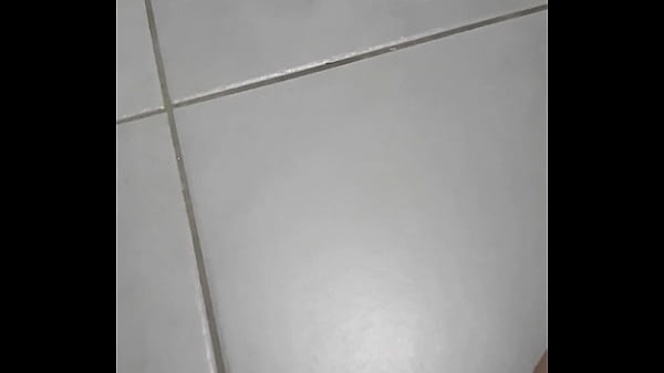 Secretly piss on the floor of the guest toilet – Free HD Porn Video