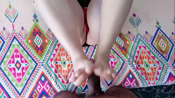 What a good blowjob on the feet of my horny stepmother: first she wanted to play with my cock but then she asked me for all the cum on her feet to rub them – Free HD Porn Video