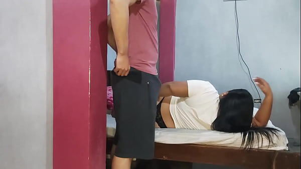 He entered the room by mistake and I get her with very few very provocative clothes and then he manages to fuck her before the people arrive – Free HD Porn Video