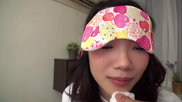 If she can guess all the contents of her mouth while blindfolded, she wins a prize! Ryoko (23), a beautiful slender female office worker on her way home from work, takes up the challenge!