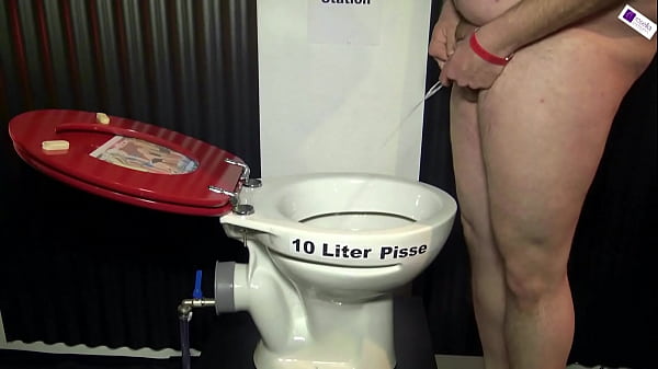 Bonita and Rosella vs a full-pissed toilet bowl! – Free HD Porn Video