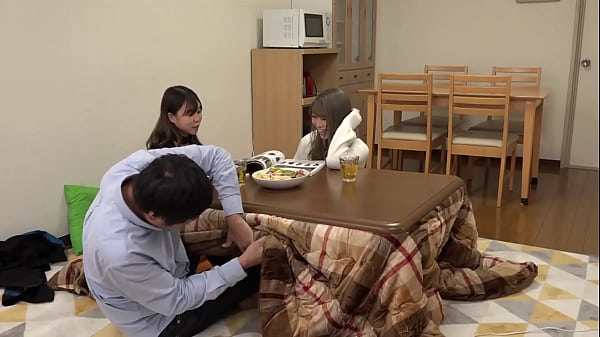 I can't stand my defenseless lower body in the kotatsu and play a prank! "Gyaru writhing in silence despite her flashy appearance[Part 1]