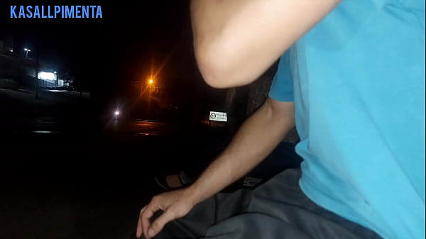 Serious !! I run the risk of putting my dick in front of this woman waiting for the bus... How will she react?