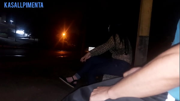 Serious !! I run the risk of putting my dick in front of this woman waiting for the bus... How will she react? – Free HD Porn Video