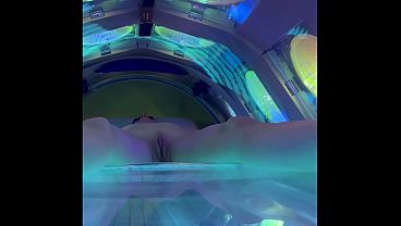Nude Amateur in a public tanning bed Veronica Beach – Free HD Porn Video