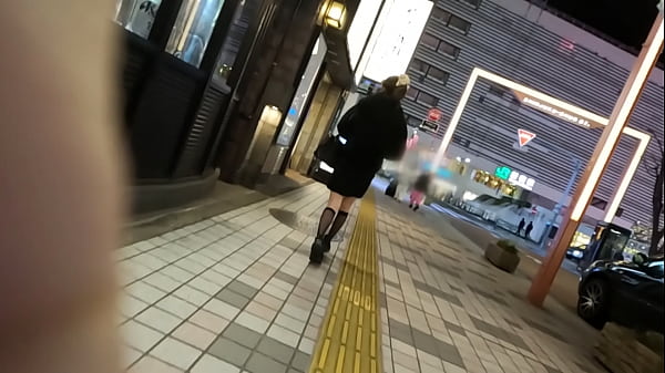 [The girl with a ponytail and beautiful neckline and legs] Sneak a peek inside her skirt when she gets on the train. She was ejaculated on her buttocks.... – Free HD Porn Video