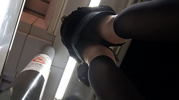 [The girl with a ponytail and beautiful neckline and legs] Sneak a peek inside her skirt when she gets on the train. She was ejaculated on her buttocks.... – Free HD Porn Video