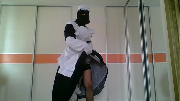 victorian maid in niqab playing on cam