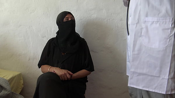 ARAB AMATEUR WIFE DRINKS CUMSHOT FROM PERVERTED DOCTOR – Free HD Porn Video