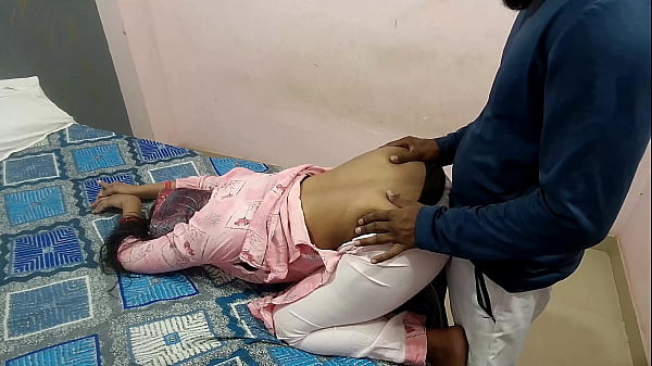 Aunty was in doggy position due to back pain, the boy pulled down her panty and inserted his penis – Free HD Porn Video