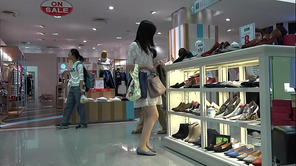[Shoe store stockings shooting record 3] Two short skirts and meat silk beauties try on high heels in the shoe store – Free HD Porn Video