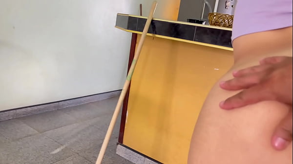 I LOVE SEEING MY HOUSEWIFE STEPMOTHER CLEANING THE FLOOR – Free HD Porn Video