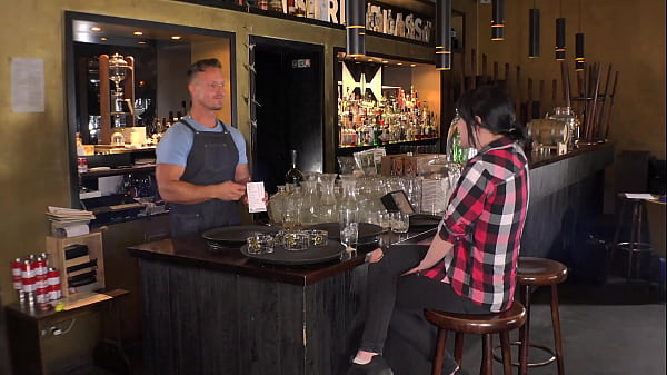 Berlin bar : no money, girl must pay with a facial