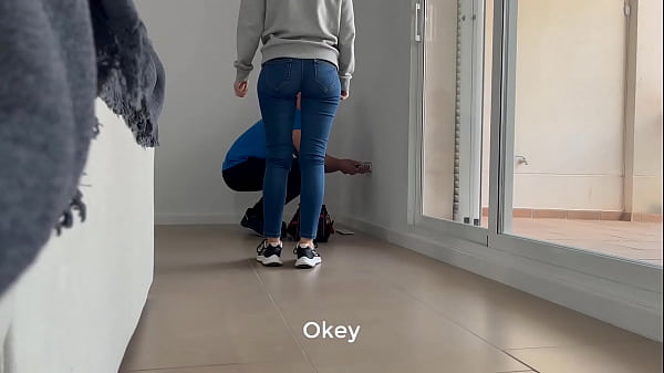 I call the young electrician to fix the plug and give him a blowjob and surprise fuck him without him knowing – Free HD Porn Video