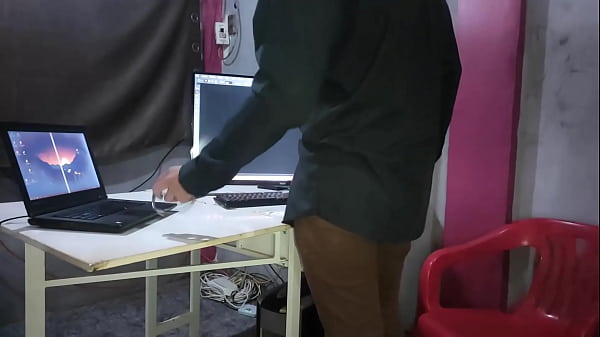 I come very stressed from work and my cleaning lady hasn't cleaned anything, she sees me very worried and offers me to give me a good massage to relax what a good massage she gave me that I even blew my milk – Free HD Porn Video
