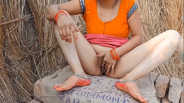 Bhabhi masturbating in the open field